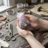 Verwendung eines Organzabeutels zum Sortieren von Perlen und handgefertigtem Schmuck.