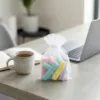 Organzasäckchen für bunte Kreide auf einem Schreibtisch.