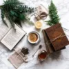 Leinensäckchen für Kräuter, Honig und Tee neben Büchern und einer Tasse.