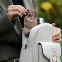 Kleines braunes Jutesäckchen als praktischer Organizer für die Handtasche