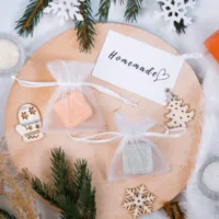 Handgemachte Seife im Organzabeutel als weihnachtliches Gastgeschenk