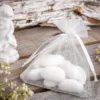Transparente Organzasäckchen gefüllt mit Mandeln als traditionelle Hochzeitsdekoration