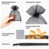 Schwarzes Organzasäckchen aus durchscheinendem Stoff mit Satinband.