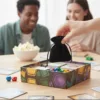 Schwarzer Samtbeutel für Brettspiel-Zubehör wie Spielfiguren und Karten in einer Spielebox.