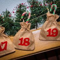 Adventskalender Jutesäckchen 12 x 15 cm - hellbraun + rote Zahlen Alle Produkte