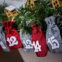 Adventskalender JutesĂ€ckchen 12 x 15 cm - silbern und dunkelrot + weiĂe Zahlen Alle Produkte