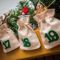 Adventskalender Jutesäckchen 12 x 15 cm - Naturfarbe, hell + grüne Zahlen Gelegenheit Beutel