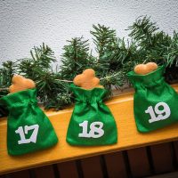 Adventskalender Jutesäckchen 12 x 15 cm - grüne + weiße Zahlen Jutesäckchen