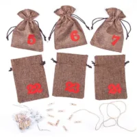 Adventskalender Jutesäckchen 13 x 18 cm – natur-dunkel + rote Zahlen Jutesäckchen