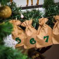 Adventskalender Jutesäckchen 13 x 18 cm - hellbraun + grüne Zahlen Gelegenheit Beutel