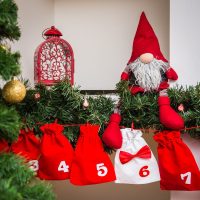 Adventskalender Veloursbeutel, Größe 15 x 20 cm - rot und weiß + weiße und rote Zahlen Weihnachtsbeutel