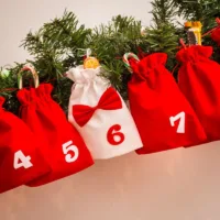 Adventskalender Veloursbeutel, GröĂe 15 x 20 cm - rot und weiĂ + weiĂe und rote Zahlen Alle Produkte