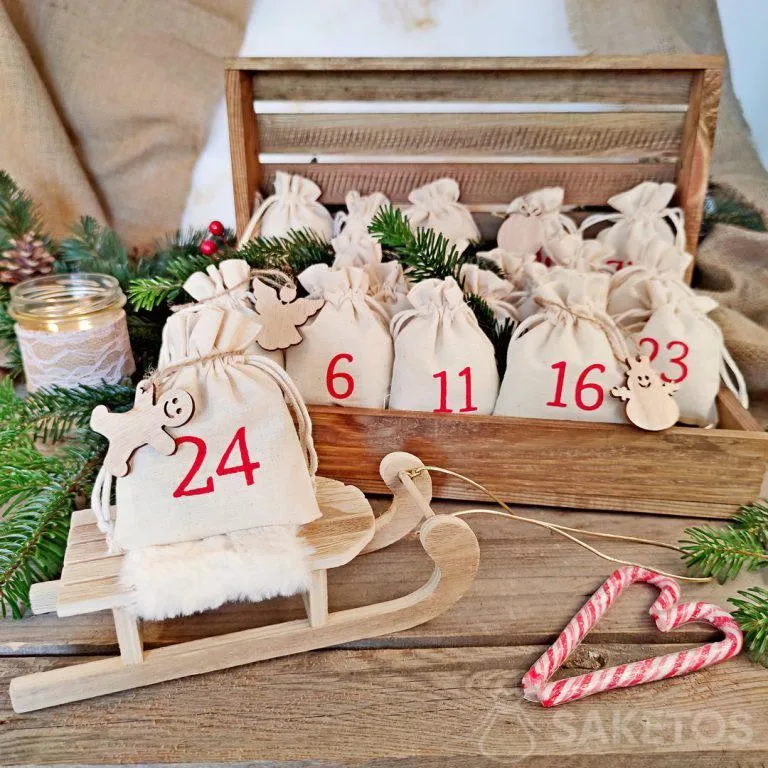 Eine Schachtel mit Tüten für DIY-Adventskalender