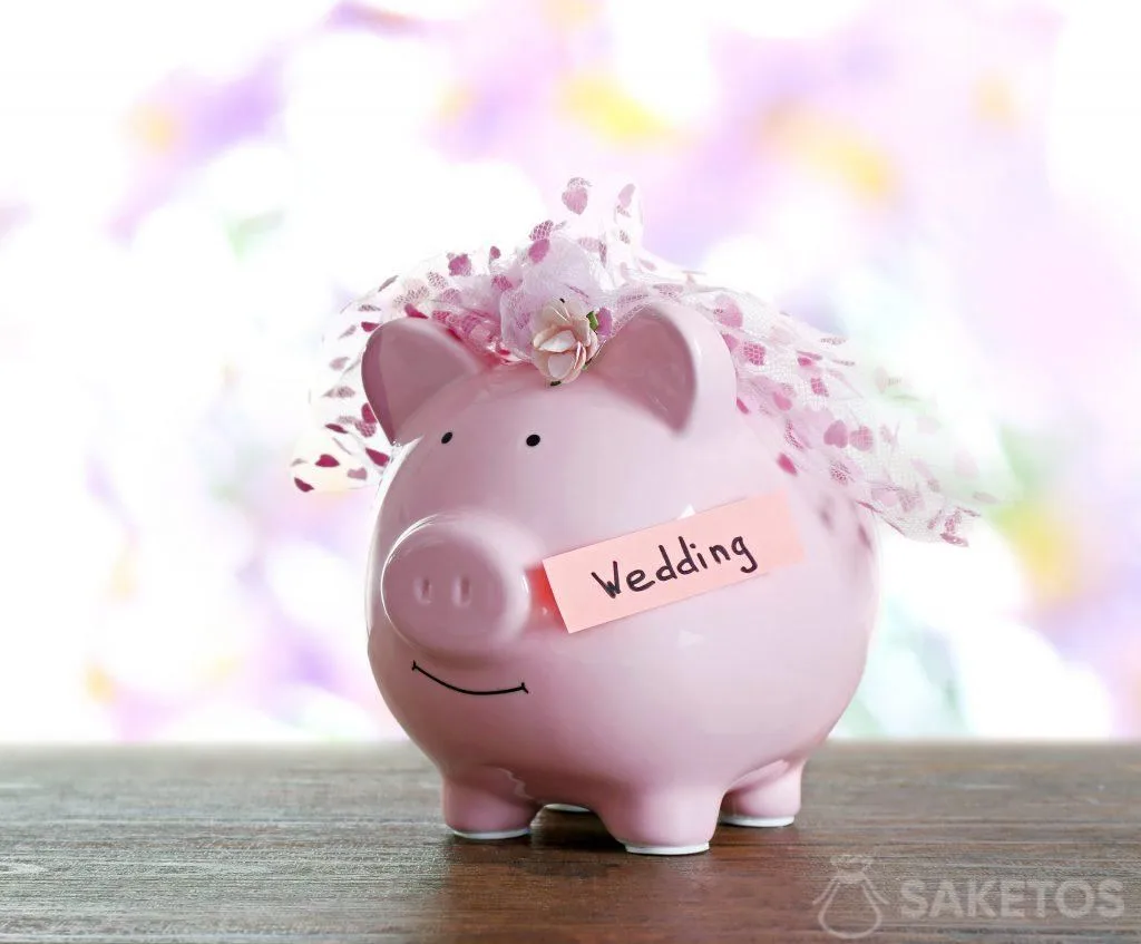 Das Sparschwein bildet eine originelle Verpackung für Bargeld, das verschenkt werden soll