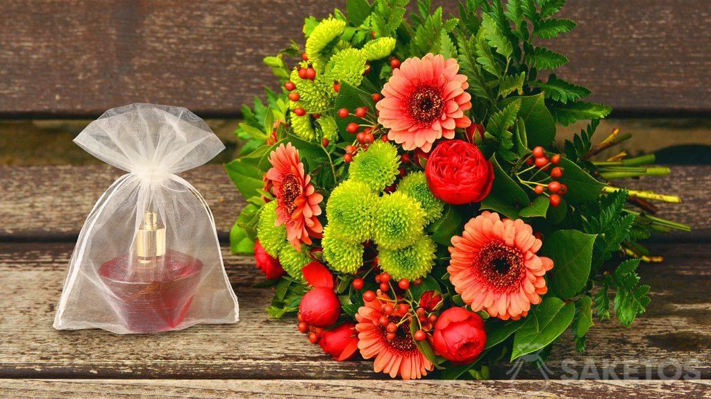 1.Geschenkset für eine Frau - ein Blumenstrauß und Parfüm in einem Organzabeutel