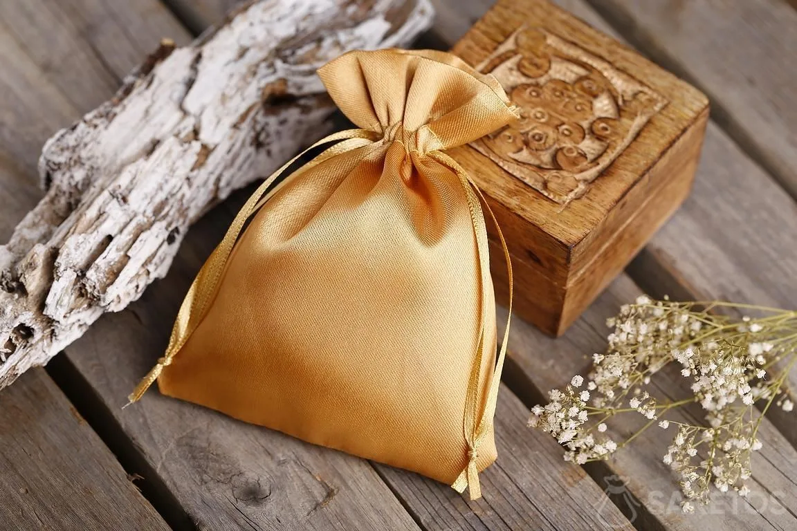Goldener Satinbeutel als Geschenkverpackung.