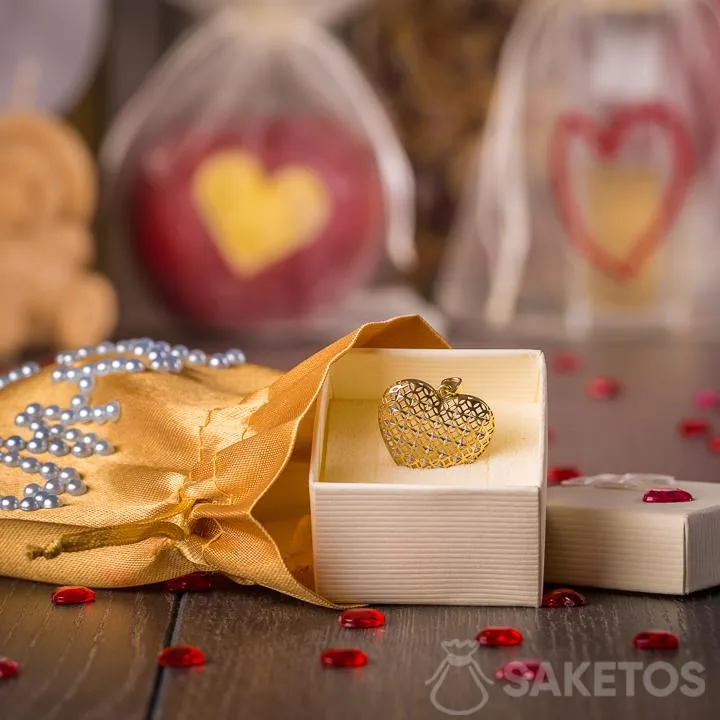 4.Schmuck verpackt in einen Geschenkbeutel aus goldenem Satin