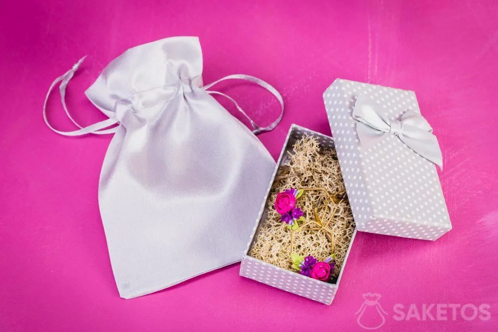 3.Ohrringe als Geschenk in einem Schmucketui und einem Satinbeutel verpackt