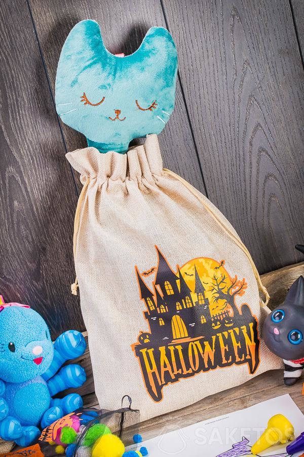 Dekorative Säckchen für Halloween können als eine Dekoration für das Kinderzimmer dienen.