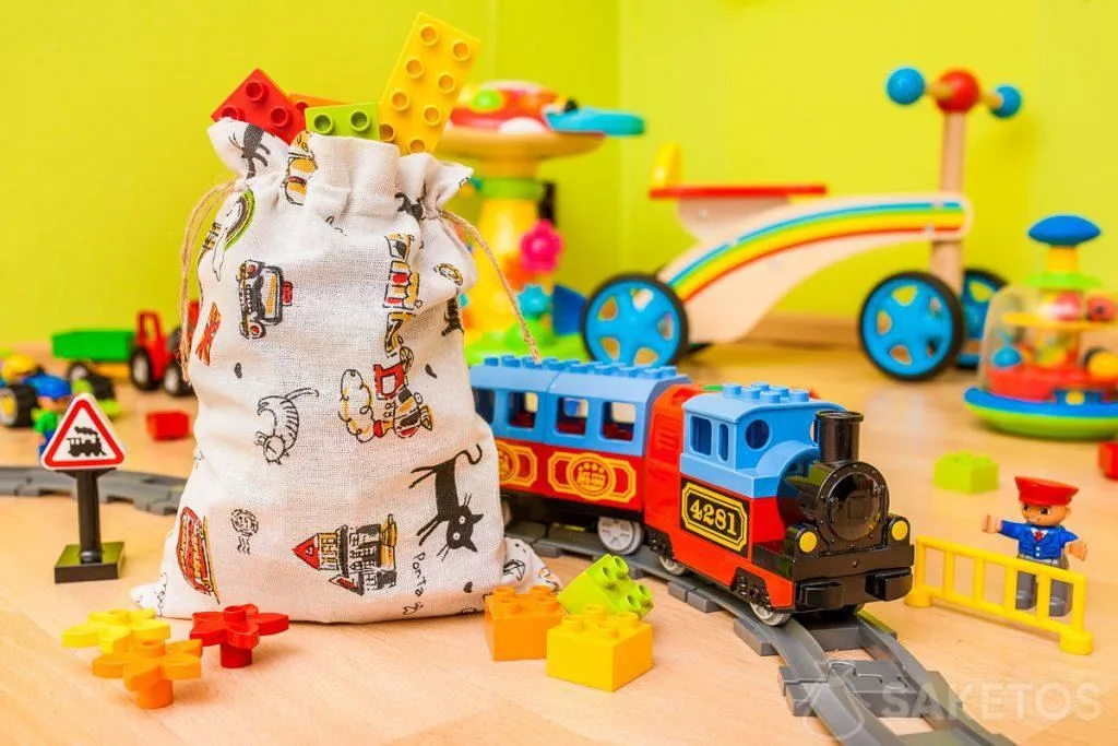 Stoffbeutel können perfekt zum Aufbewahren von Spielzeug oder zum Verpacken von Geschenken dienen