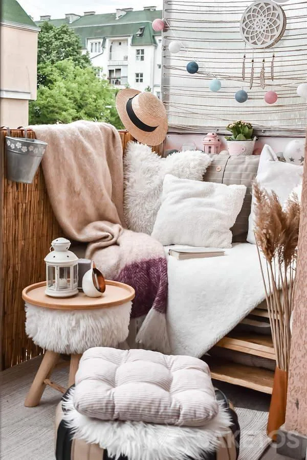 Sie möchten einen gemütlichen Balkon gestalten - entscheiden Sie sich für textile Accessoires in Pastellfarben