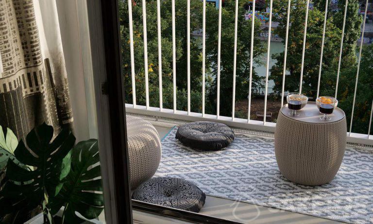 Niedrige Puffs für den Balkon