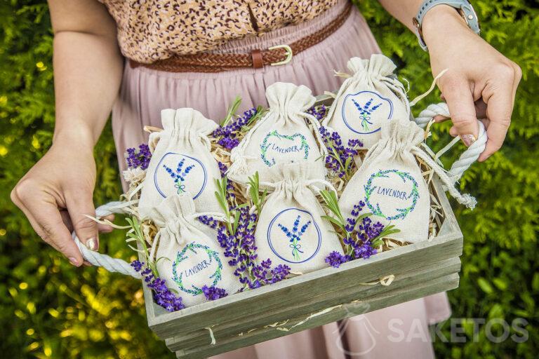 Dekorative Leinensäckchen mit getrocknetem Lavendel