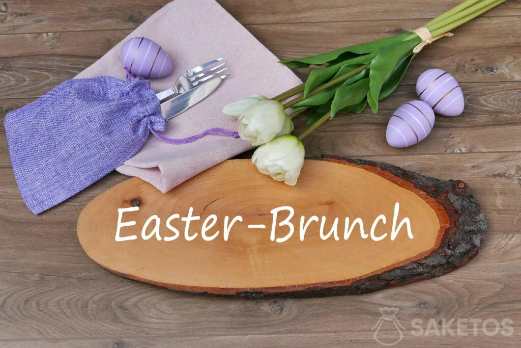Easter - Brunch. Jutebeutel violett als Element der Tischdekoration zu Ostern.