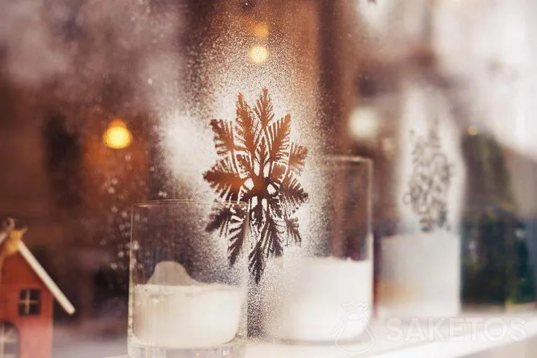 Fensterdekoration aus Kunstschnee-Spray
