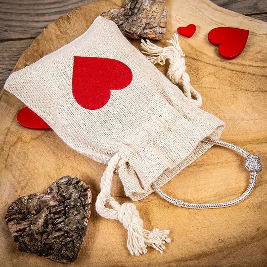 Valentinstagsverpackungen für Schmuck – Leinenbeutel mit Filzherz