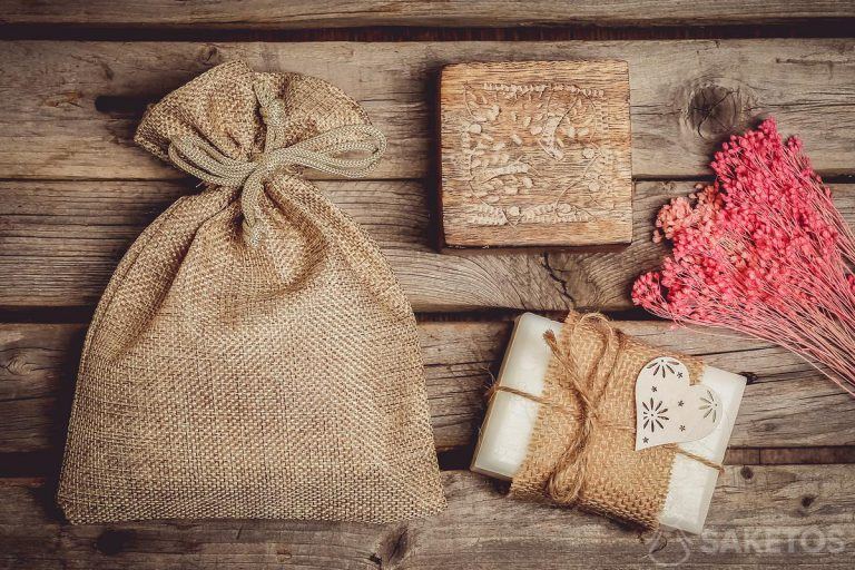 Naturkosmetik wie handgemachte Seife sieht in einem Jutebeutel toll aus.