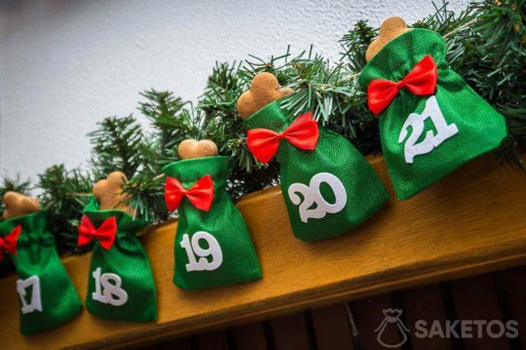 Weihnachtsgirlande aus Jutesäcken mit Lebkuchen