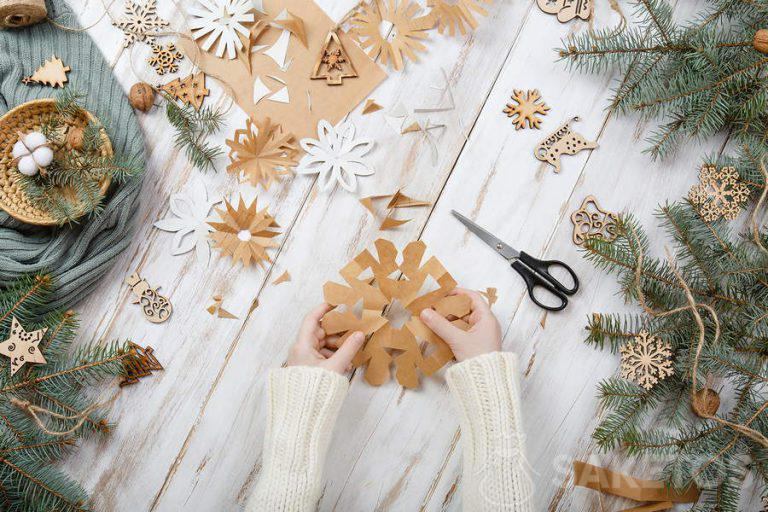 Ökologischer Weihnachtsschmuck aus grauem Papier