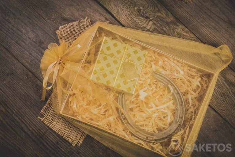 Geschenke in einem Organzasäckchen mit Zierschleife