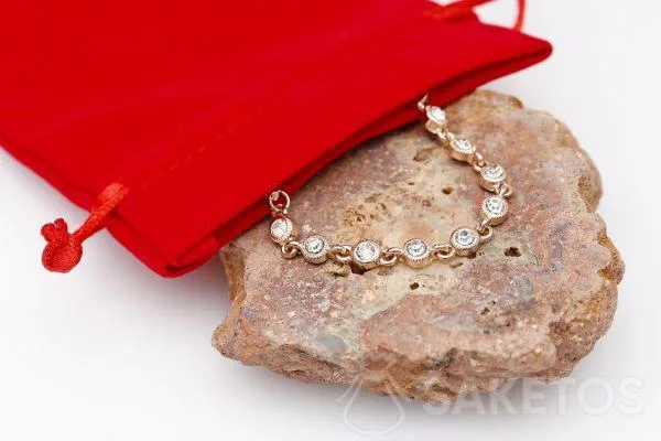 Roter Samtbeutel für Schmuck