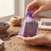 Lavendelfarbenes Organzasäckchen mit handgemachter Naturseife als Geschenkidee oder Raumduft.