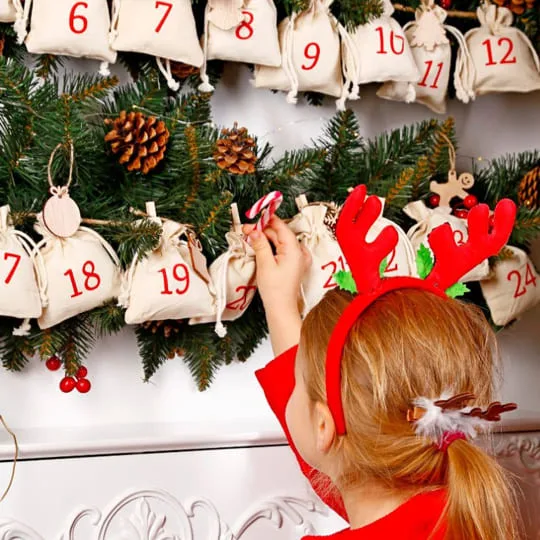 Adventskalender-Girlande aus Beutelchen