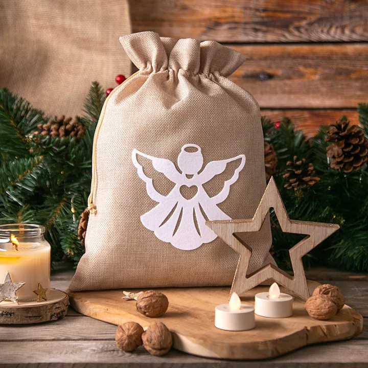 Beutel mit Weihnachtsdekorationen