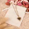 Baumwollsäckchen als Verpackung für Halskette mit Herzanhänger - elegante Geschenkidee