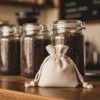 Leinen Säckchen für Kaffee und Kaffeebohnen auf der Küchenarbeitsplatte