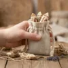 leinen säckchen mit süßigkeiten als dekorative geschenkverpackung