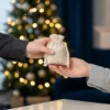 leinen säckchen als verpackung für kleines weihnachtsgeschenk