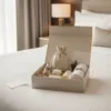 Leinen Säckchen im Geschenkbox-Set mit Kosmetikprodukten im Hotelzimmer
