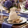 Leinen Säckchen als Tischdekoration mit Blumen, edle Verpackung für Gastgeschenke