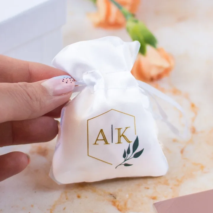 Weißer Satinbeutel mit goldenem Druck zur Hochzeit