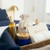Leinen Säckchen im Korb auf dem Bett als Verpackung für Kosmetik und Dankeschön-Geschenke