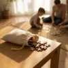 Leinen Säckchen als Verpackung für Holzpuzzle auf dem Tisch beim Familienspiel