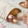 Leinensäcke mit Pflegekosmetik auf einer Marmoroberfläche