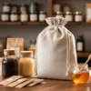 Leinensäcke für Honigglas und Naturprodukte auf Holztisch