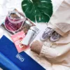 Leinensack als Organizer für Reisezubehör, Buch und Brille auf einer Marmor-Arbeitsfläche